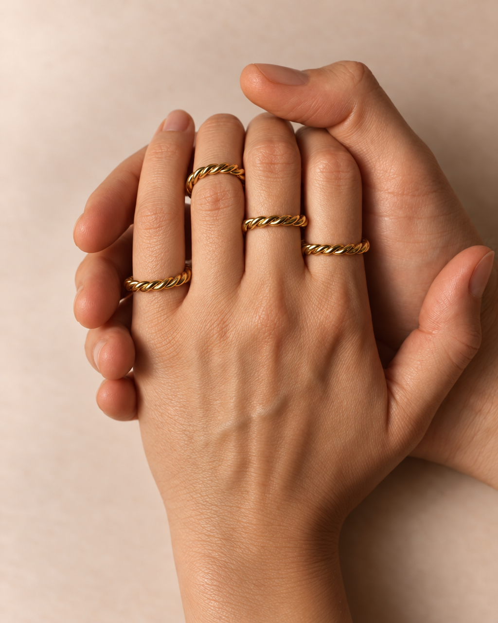 Gedrehter Ring aus Weißgold 4.0