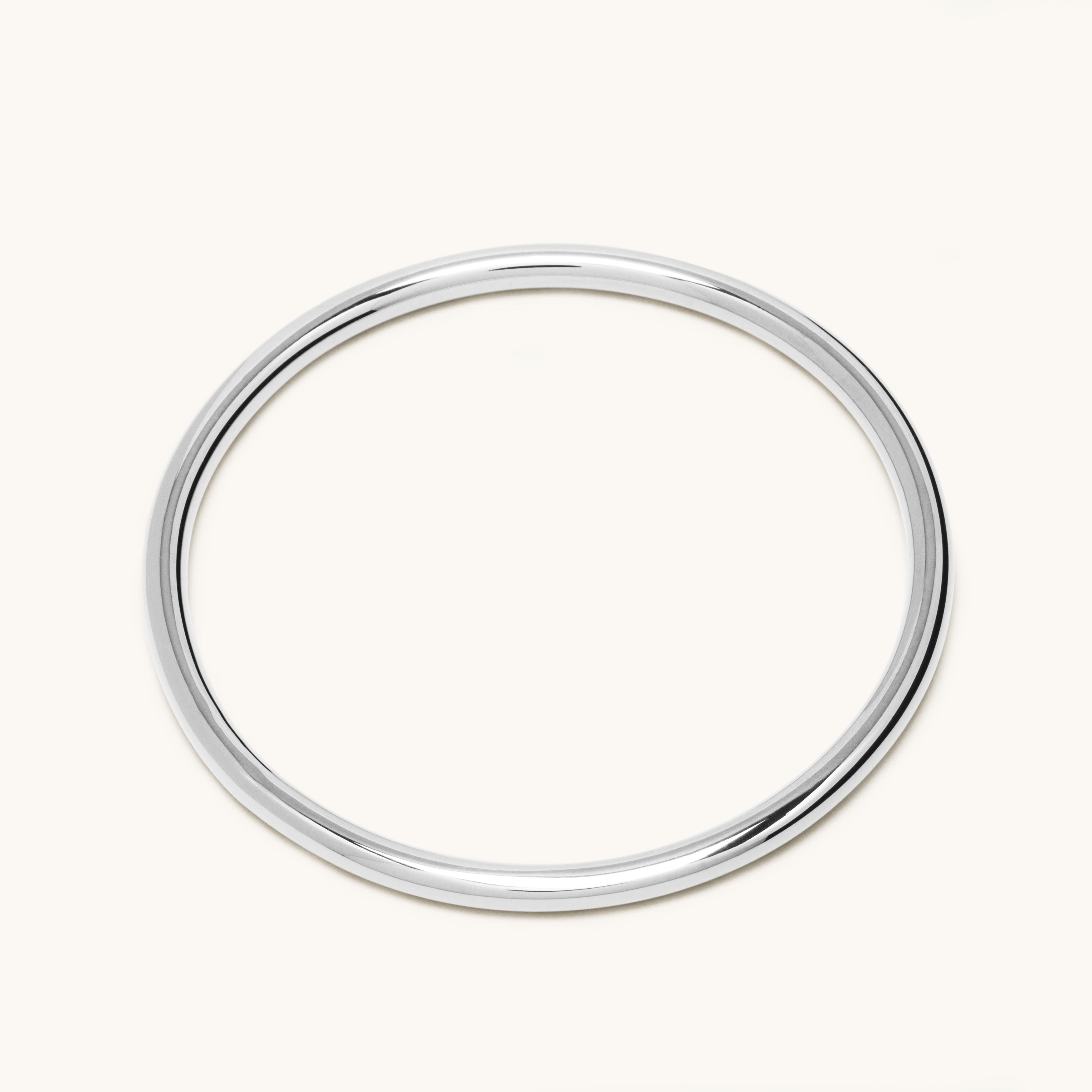 Set of closed silver bangles