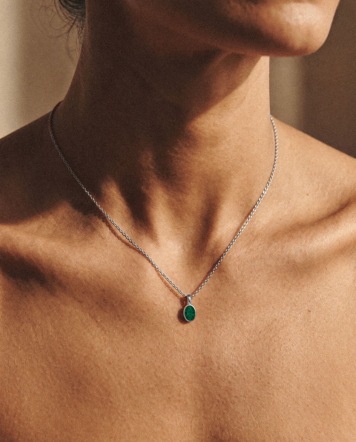 Pendentif goutte émeraude porté femme