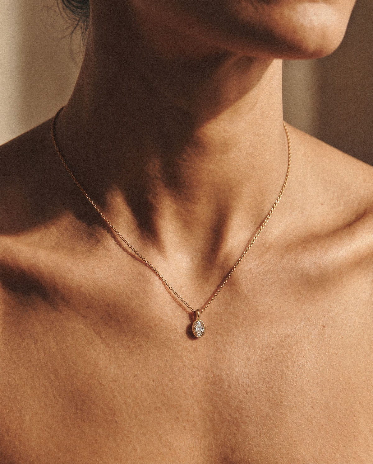 Pendentif goutte diamant porté femme