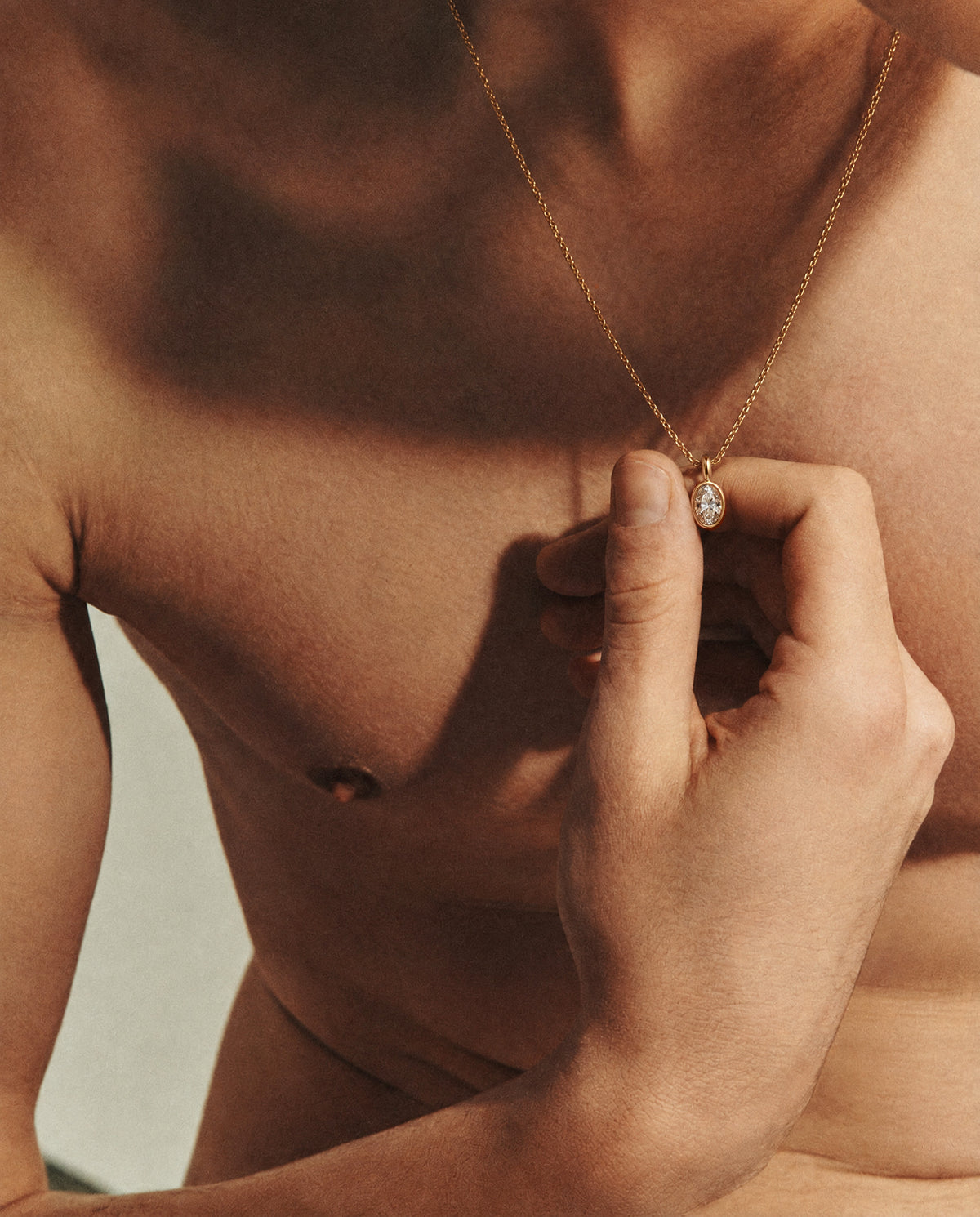 Pendentif goutte diamant porté homme