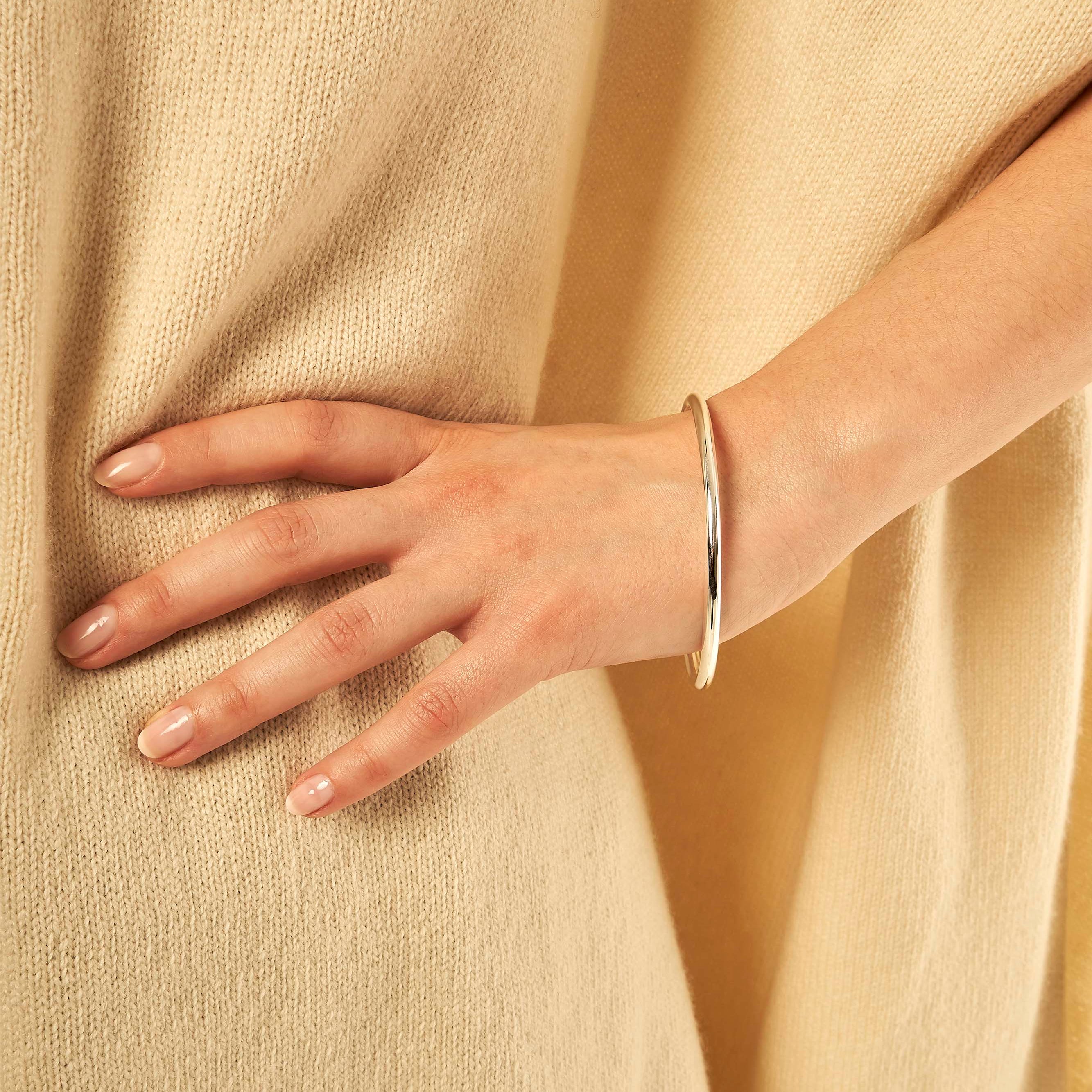 Silver closed bangle 5.0