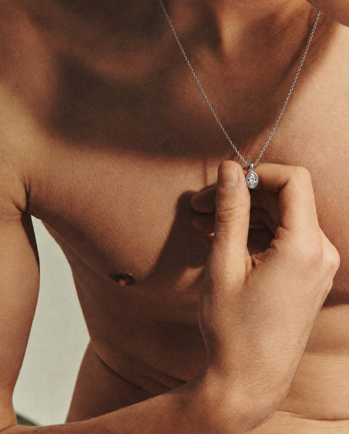 Pendentif goutte diamant porté homme