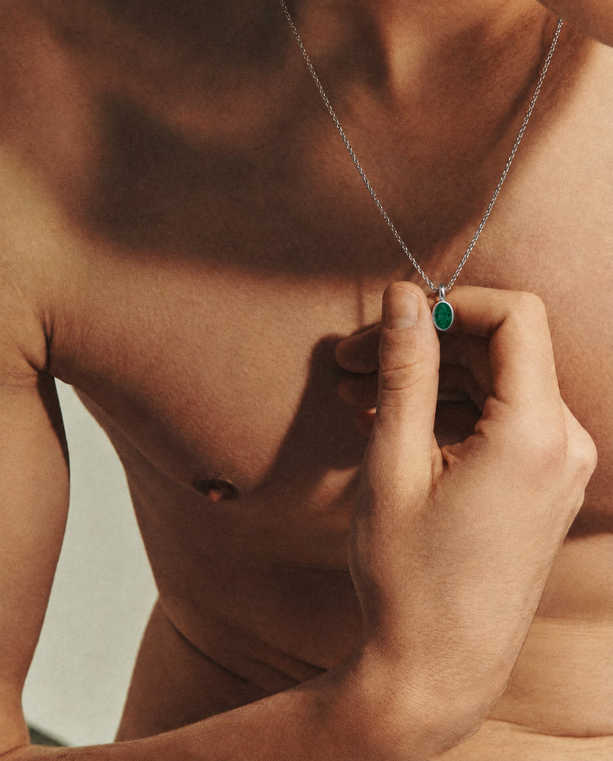 Pendentif goutte émeraude porté homme