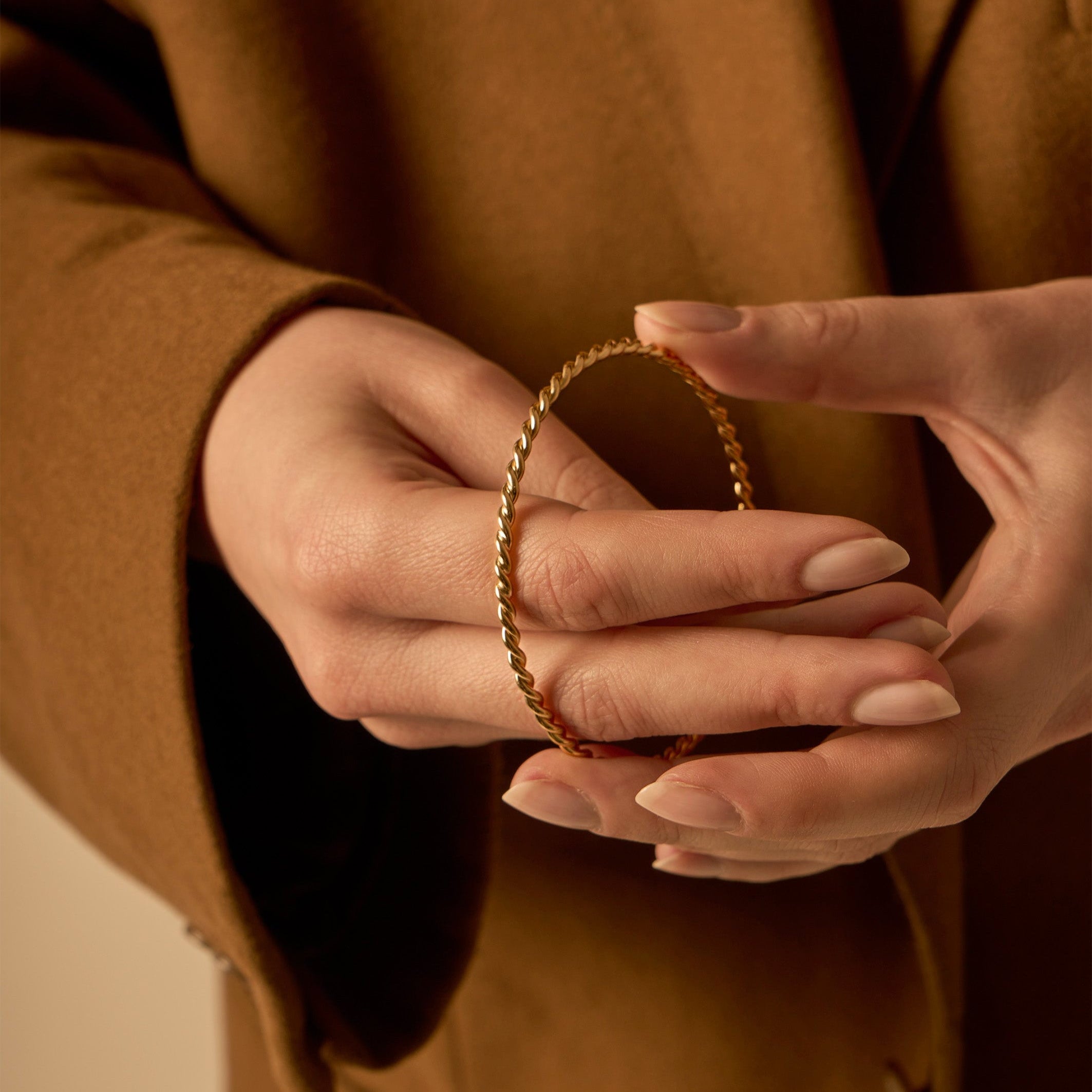 Yellow gold twisted closed bangle 3.0 