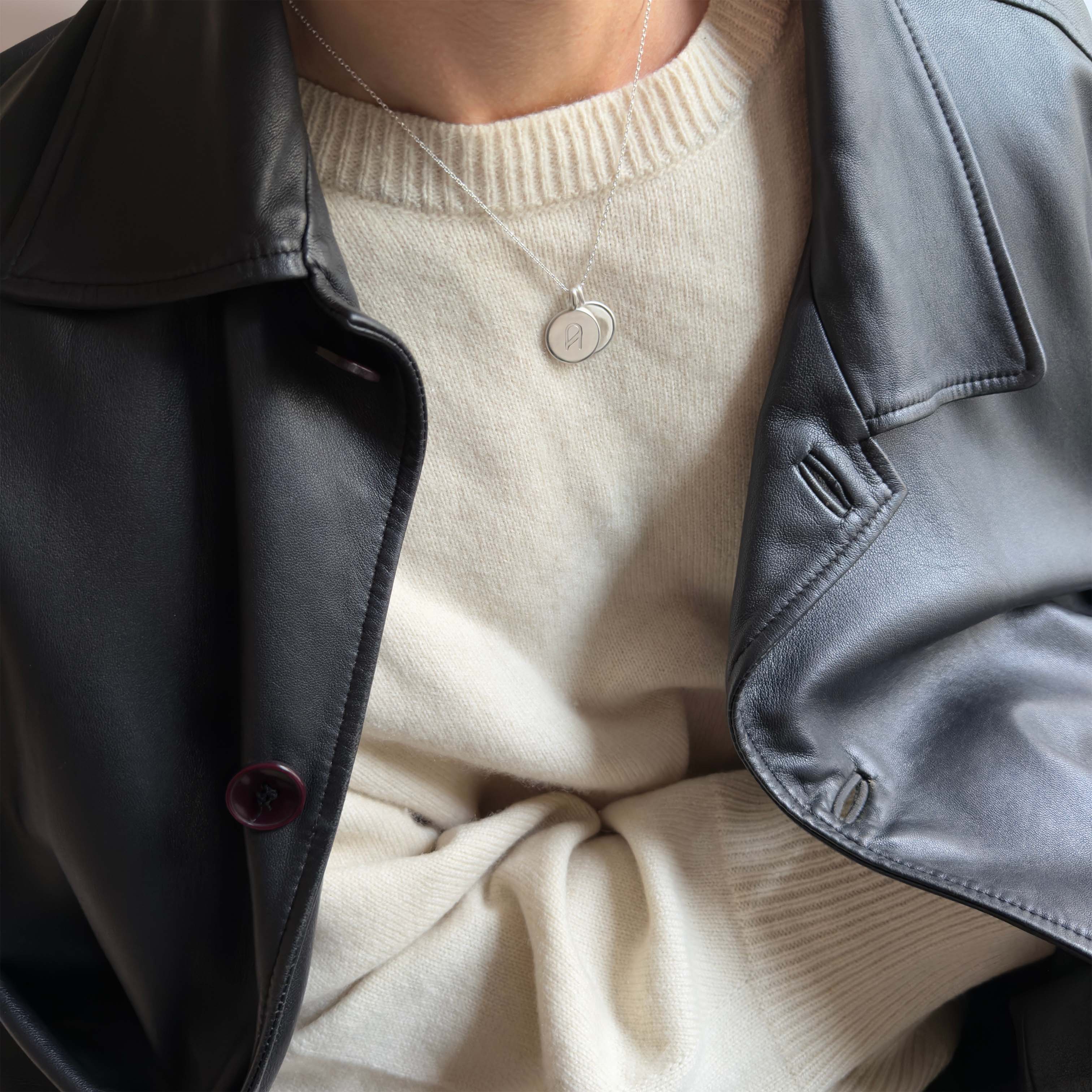 Médaille H or blanc